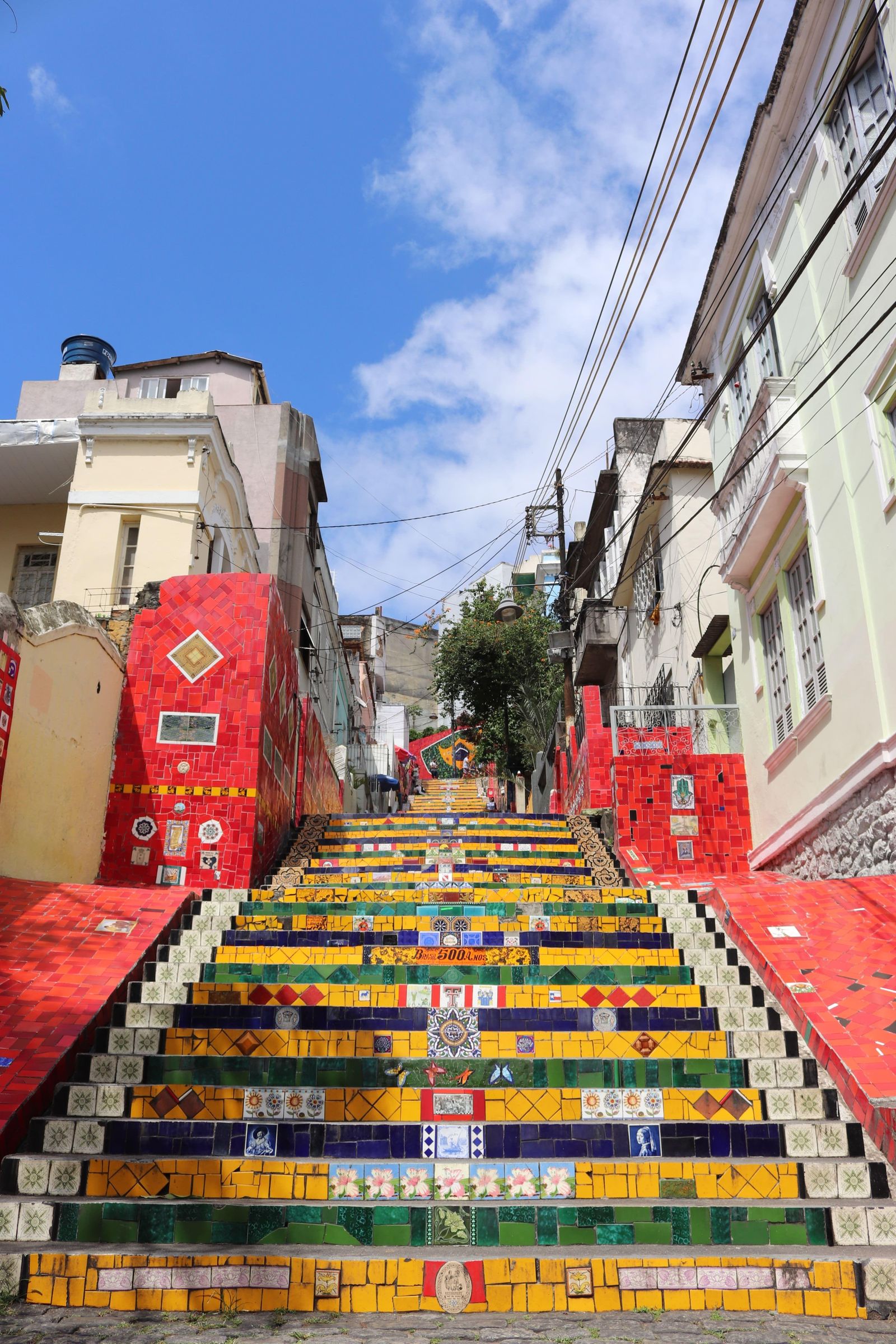 Escaleras coloridas en ciudad histórica